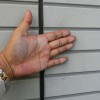 外壁を触るとつく白い粉は塗り替えのサイン | チョーキング現象について
